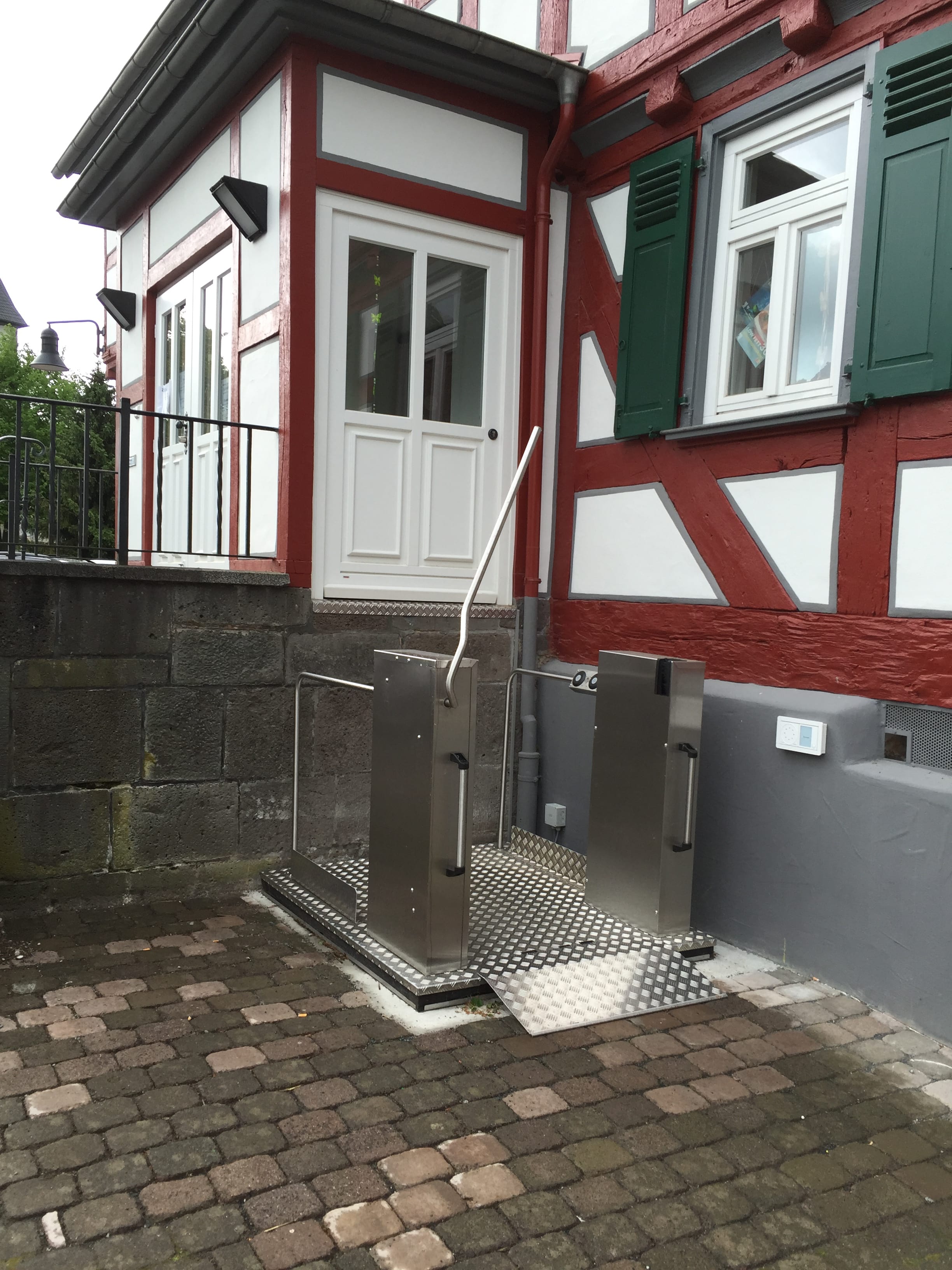 Rollstuhlhebebuehne im Außenbereich min