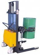 Elektro-Hochhubwagen mit Fassgreifer