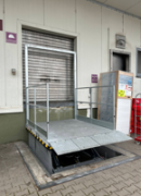 Verladehubtisch im Außenbereich an einer Rampe