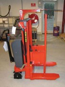 Hochhubwagen für Regale mit Kisten